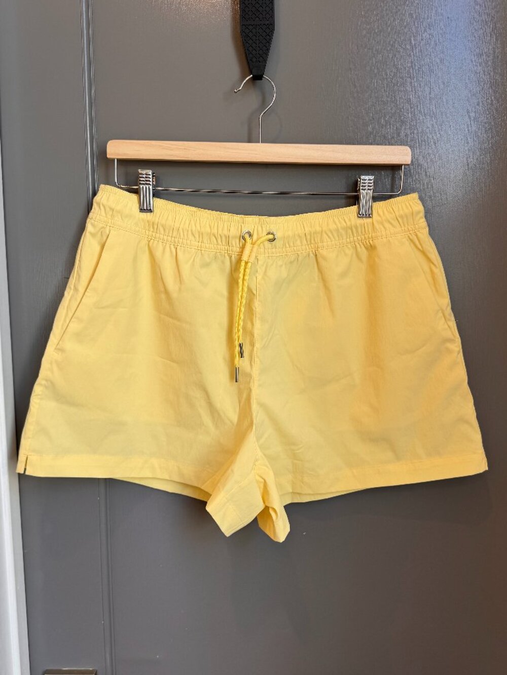 Athleta Midday Shorts – Butter yellow SIZE: M